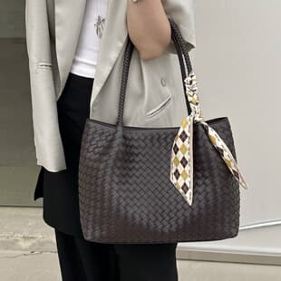 2026 Korean-Style Genuine Leather Woven Tote Bag with Unique Design, Handbag for Women, Suitable for Commuting, Shoulder Bag, Underarm Bag, and Small Matching Bag