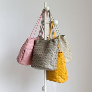 Niche High-End Sheepskin Woven Bucket Bag, Casual and Commuter-Friendly, Multi-Compartment, Large Capacity, Versatile Shoulder Bag for Women