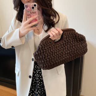 2026 New Style Hand-Woven Handbag for Women, High-End and Stylish Beach Vacation Crossbody Bag, Light Luxury Trendy Bag