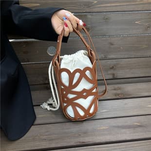 Hollow Korean Retro Niche Mobile Phone Bag for Women, Fashionable Design, Tassels, Versatile Outing Personalized Crossbody Bag